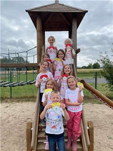 Die Schulkinder der AWO Kita Zauberwiese aus Andernach-Kell zeigen mit großem Stolz ihre selbst bemalten T-Shirts und Medaillen, die im Zuge ihres Projektes zum Thema „Marienkäfer“ entstanden sind. Foto: privat