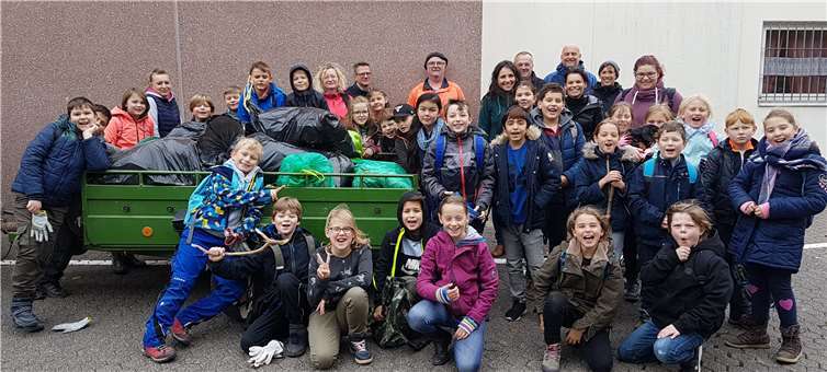 Die Schulkinder der Grundschule Cochem hatten Spaß bei der Müllsammelaktion im Wald. Privat