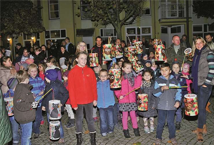 Die Schulkinder hatten tolle Fackeln gebastelt.rü