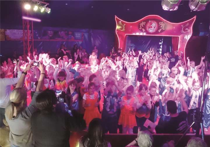 Die Schulkinder und zukünftigen Schulkinder gestalteten drei öffentliche Zirkusvorstellungen.privat