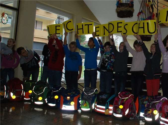 Die Schulkinder werben für das Verkehrssicherheitsprojekt. privat