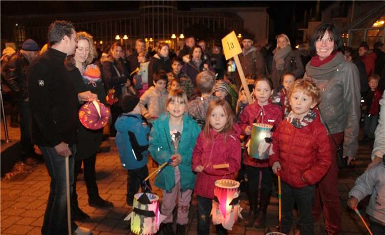 Die Schulkinder zeigten stolz ihre selbst gebastelten Laternen.