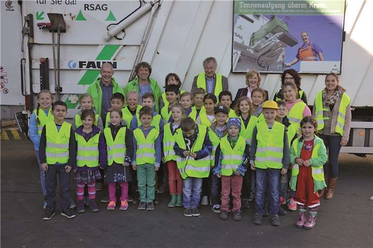 Die Schulklasse bei ihrem Besuch bei der RSAG, u.a. mit Rainer Kötterheinrich, Leiter des Amtes für technischen Umweltschutz des Rhein-Sieg-Kreises (hinten Mitte) und Ludgera Decking, Vorständin der RSAG.privat