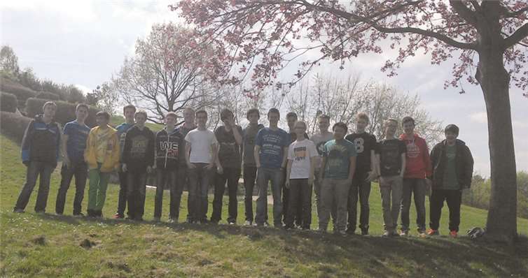 Die Schulklasse gemeinsam mit ihrem Betreuer Georg Schroeter nach dem Stratego-Spiel im Rheinbacher Freizeitpark.privat