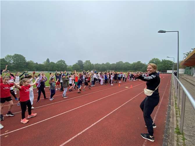 Die Schulleiterin Corinna Stühm aktivierte die Kinder mit gezielten Fitnessübungen, damit sie sich für die Wettkämpfe aufwärmen konnten. Foto: privat