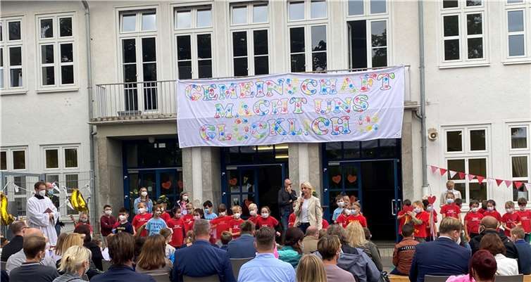 Die Schulleiterin Corinna Stühm begrüßt die neuen KGS-Kinder. Foto: privat