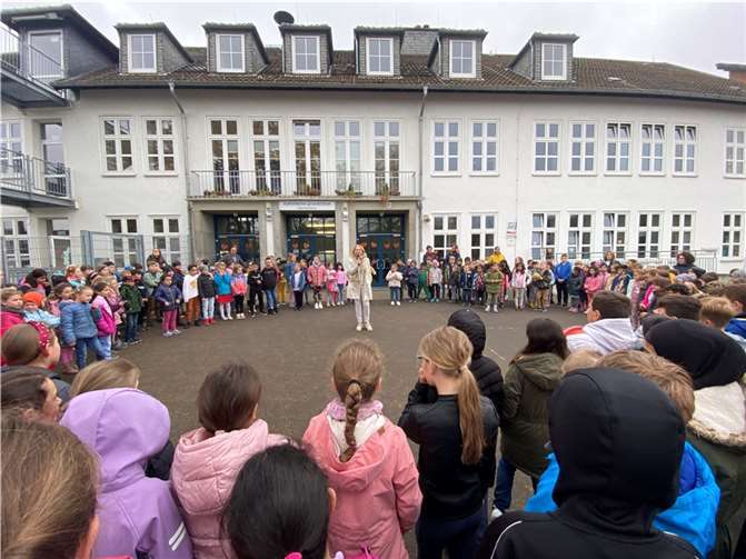 Die Schulleiterin Corinna Stühm begrüßte ihre KGS-Kinder zum Maiansingen. Foto: Katholische Grundschule Meckenheim