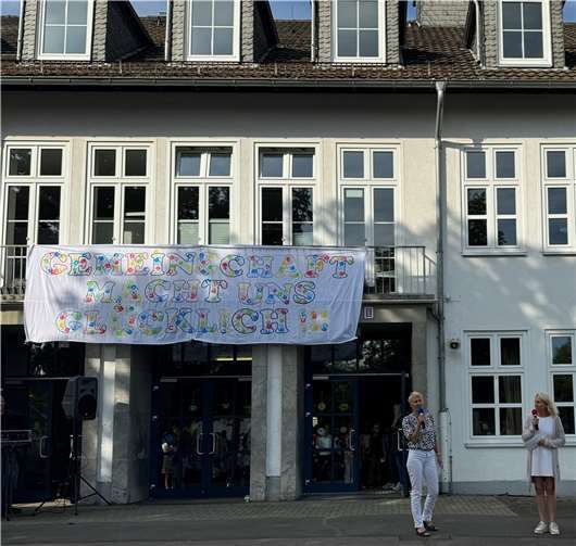 Die Schulleiterin Corinna Stühm und die OGS Leiterin Uta Ruelberg begrüßten die neuen Erstklässler und deren Gäste herzlich.