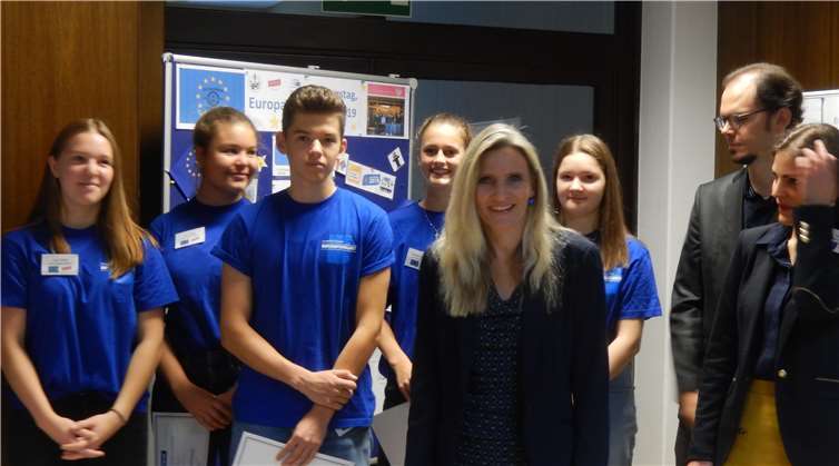 Die Schulleiterin Dr. Annette Gies, die Seniorbotschafter Maria Görgen und Dr. Torben Stretz wollen zusammen mit den Juniorbotschaftern künftig noch stärker für die Europäische Idee werben.