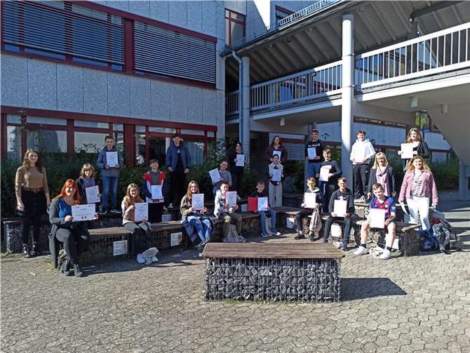Sprache ist der Schlüssel zur Welt!“ Die Schulleiterin Frau Butter überreichte zusammen mit den Französischlehrerinnen Frau Föllenz, Frau Kubelka (Anwärterin), Frau Drasdo-Schiek und Frau Cihlars die Preise und den Scheck.Foto: privat