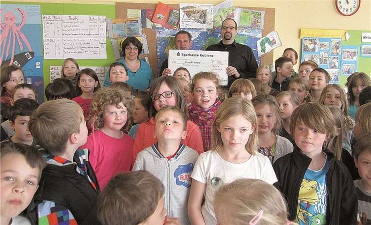 Die Schulleiterin Frau Schäfer überreichte einen Scheck von 200 Euro für den Verein „Friedenskinder“ für Nakuru in Kenia. privat