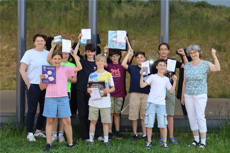 Die Schulleiterin Nina Pfeil (links) und die betreuende Lehrerin Sigrid Eberle freuen sich mit den Preisträgerinnen und Preisträgern des Känguru-Wettbewerbs