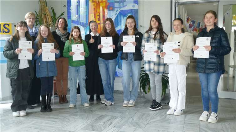 Die Schulleiterin Sr. M. Gabriele, sowie die Mathematiklehrerin der 8. Klassen Nadine Böhm und Fachkonferenzleiterin Dorothee Bürger gratulierten den Mathematikerinnen herzlich.  Foto: SMS