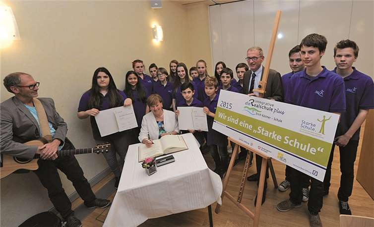 Die Schulleiterin der Erich Kästner- Schule trug sich für die Schulgemeinschaft ins „Goldene Buch „ der Stadt ein.Fix