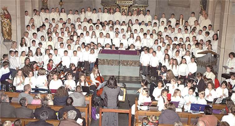 Die Schulleiterin dirigierte den Chor der Grundschüler in der Adenauer Pfarrkirche UM