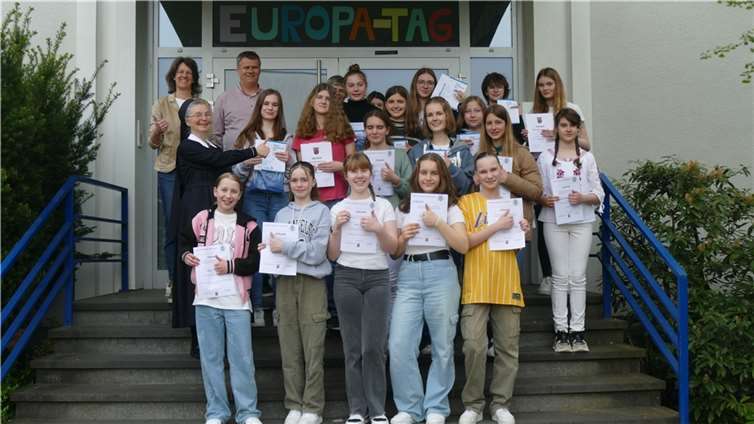 Die Schulleiterinnen Sr. M. Gabriele und Sr. M. Verena sowie die Fachkonferenzleiter Volker Lemke und Dorothee Bürger gratulierten den Mathematikerinnen herzlich.  Foto: SMS