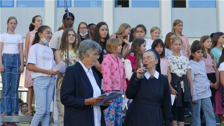 Die Schulleitung begrüßte die neuen Schülerinnen und Schüler.