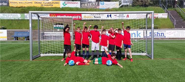 Die Schulmannschaft der Grundschule St. Peter durfte kräftig jubeln. Foto: Sebastian Spanier