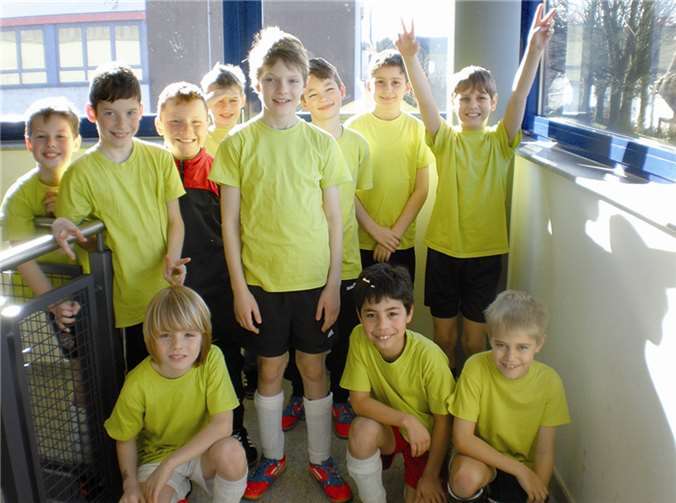 Die Schulmannschaft von St. Katharinen: Yannick Krumscheid, Nick Engels, Jonas Schlemmer, Karl Kaiser, Marcel Jungbluth, Timon Stockhausen, Niklas Lorscheid, Noah Schinowski, Marvin Hoss und Tom Hausen. privat