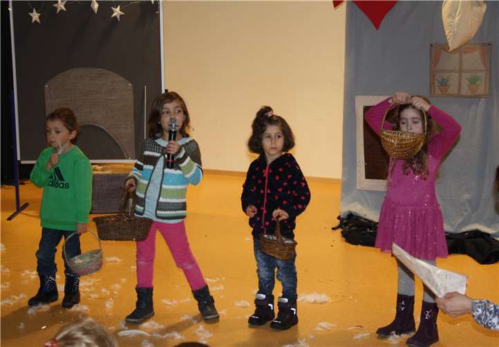 Die Schulneulinge erzählten ein Gedicht von Frau Holle.