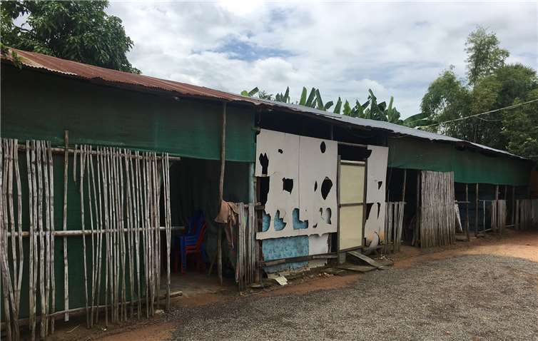 Die Schulräume im kambodschanischen Busch entpuppten sichals zusammengezimmerte Holz- und Wellblechbaracken. Foto: Privat