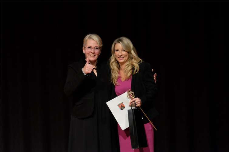 Die Schulreferentin der ADD, Frau Franzmann, überreichte das „Zepter der Weisheit“.