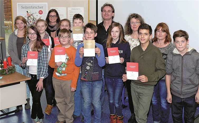 Die Schulsieger, Klassensieger und die Mitglieder der Jury unter der Leitung von Natalie Hess (Vorsitzende der Fachschaft Deutsch).pirvat