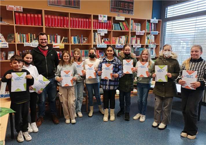Die Schulsiegerin Elisa Muça, die Klassensieger und der Leiter der Fachschaft Deutsch Thomas Meyer.  Foto: Philipp Freiherr von Boeselager Realschule plus Ahrweiler