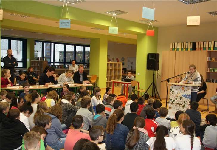 Die Schulsiegerin Ina Mittnacht liest vor 200 Zuhörern.Privat