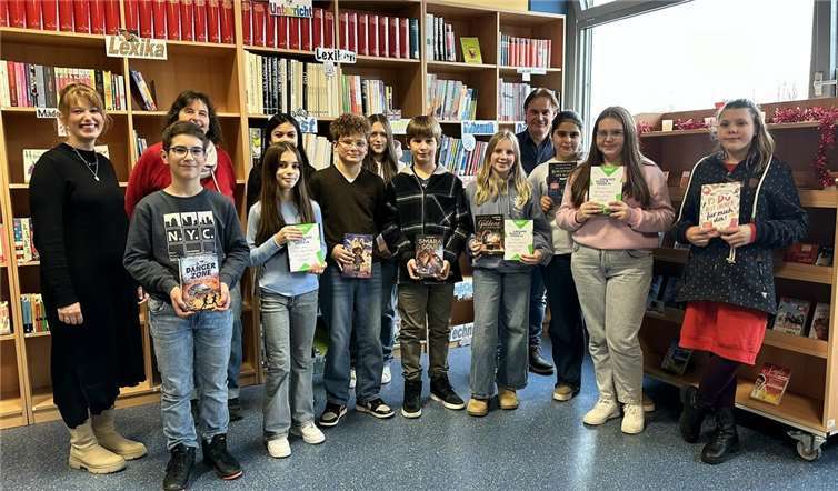 Die Schulsiegerin Nele Korbella, die Klassenbesten, die Jury und die Organisatorin des diesjährigen Vorlesewettbewerbs an der Boeselager-Realschule Ahrweiler, Josephin Sonntag (ganz links).  Foto: Ralf Breuer