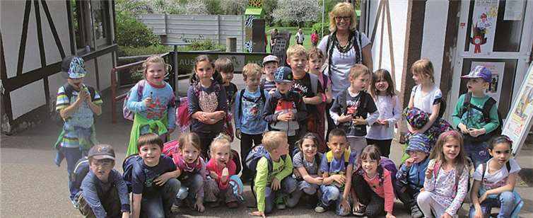 Die „Schultüten-Kinder“ vorm Eingang des Neuwieder Zoos. privat
