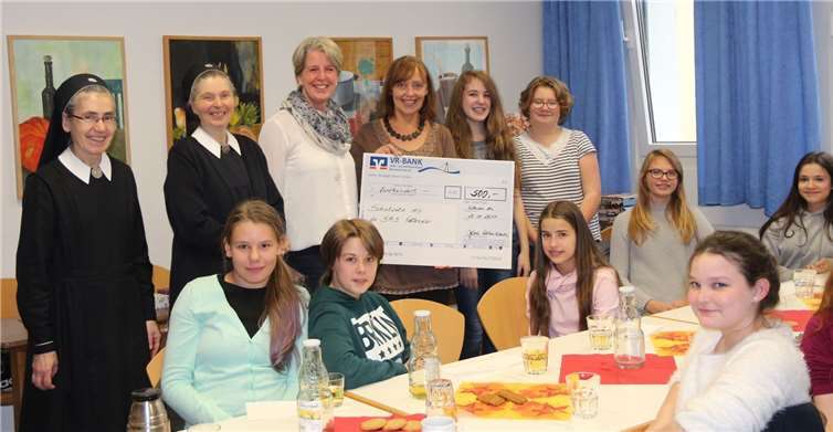 Die Schulwald-AG und die Schulleiterinnen freuen sich über eine großzügige Spende der Evangelischen Kirchengemeinde.privat