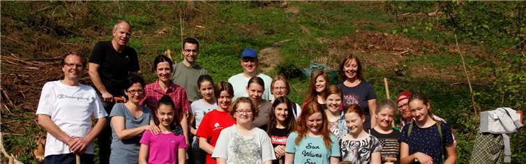 Die Schulwald-AG vor der Pflanzaktion - eine gut gelaunte Gruppe machte sich mit Spaten und Gießkannen motiviert an die Arbeit. privat