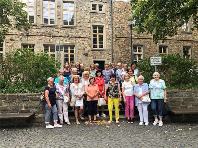 Die Schusterstadt Montabaur war an einem sonnigen Mittag Ausflugziel der kfd Frauen aus Heimbach-Weis. Foto: privat