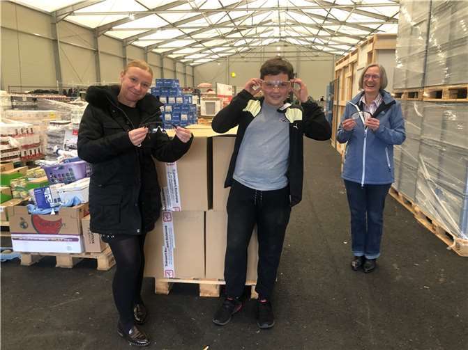 Die Schutzbrillen sind wichtige Utensilien bei der täglichen Arbeit der Fluthelfer. Foto: privat