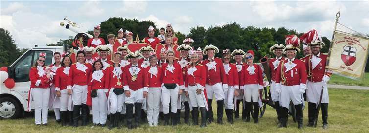Die Schwere Artillerie aus Linz am Rhein mit kleinem Prunkwagen und großer Kanone als teilnehmende Gruppe beim Festumzug im Rahmen des 55. Bezirksmusikfestes in Raisting. Foto: Roland Thees