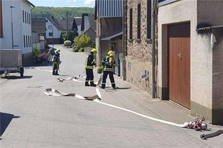 Die Schwerpunkte lagen dieses Mal beim Aufbau der Wasserversorgung, der Kommunikation über Funk und der taktische Einbindung nachrückender Einsatzkräfte.