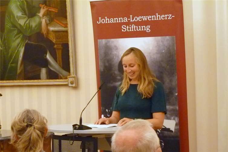 Katrin Pütz – eine außergewöhnliche junge Frau Die Schwester der Preisträgerin hielt die Laudatio als Vertreterin der Wirtschaftsingenieurin Elizabeth Baumann.