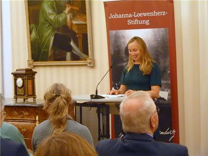 Die Schwester der Preisträgerin hielt die Laudatio als Vertreterin der Wirtschaftsingenieurin Elizabeth Baumann.