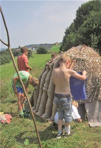 Die Schwitzhütte ist fertig.