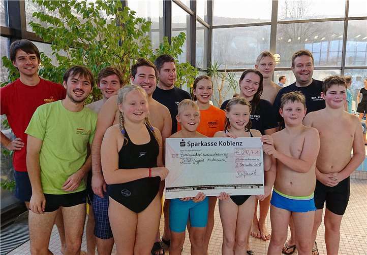 Die Sckeckübergabe sorgte für zusätzliche Freude: Nach dem Spaß im Wasser freuten sich die jungen Schwimmer über die Spende der Kreisverwaltung Mayen-Koblenz.privat