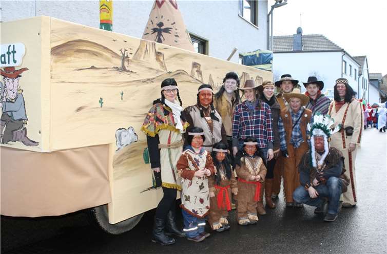 Die Sebastianusschützen aus Altendorf-Ersdorf nahmen als Cowboys und Indianer am Rosenmontagszug teil. Christian Klein