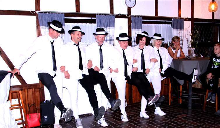 Die Sechsergruppe „Black & White-Team“ führte den Strumpfhosentanz vor und begeisterte mit ihrer Performance. Foto: privat