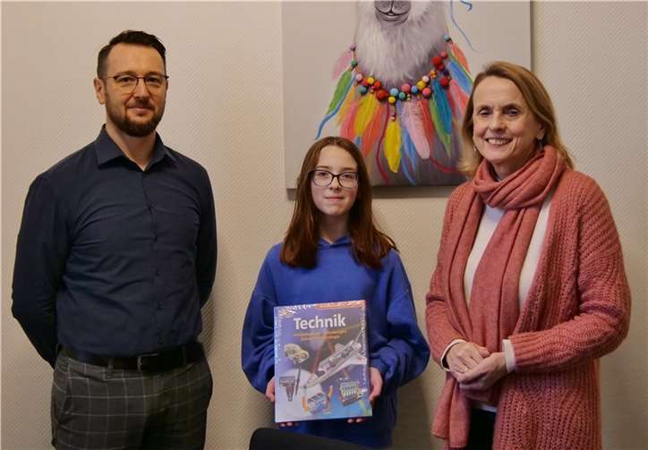 Die Sechstklässlerin Amidala Bals mit ihrem Preis. Quelle: KuBaGym