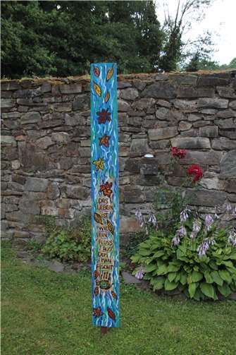 Die Seelenbretter sind mit unterschiedlichen Zitaten und Symbolen gestaltet.