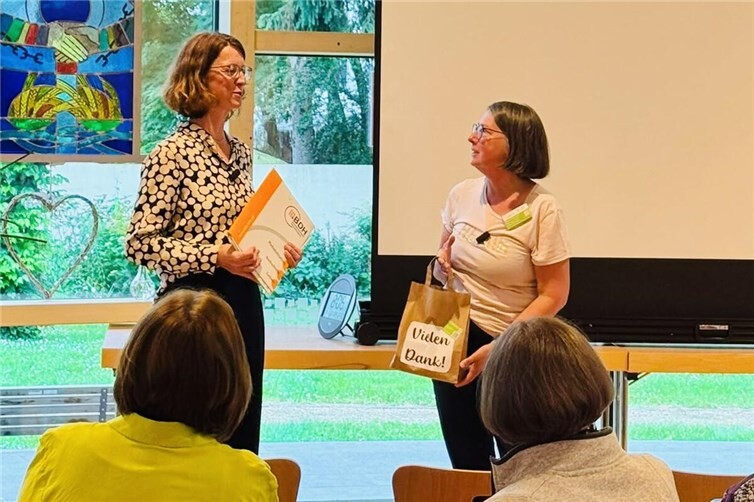 Die Selbsthilfegruppe Frauen mit/nach Krebs Remagen bedankt sich bei der Referentin Julia Köhler.