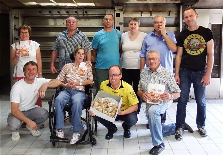 Die Selbsthilfegruppe mit ihren selbst gebackenen Brötchen. Privat
