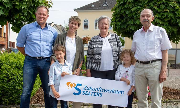 Die Selterser Familie Chmieleck zeigt das Logo der Zukunftswerkstatt. Sie möchten sich mit drei Generationen in den Mitbestimmungsprozess einbringen. Foto: Eckhard Schneider