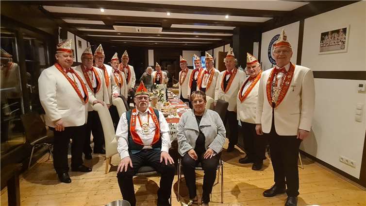 Die Senatoren mit Senatspräsident Hermann Efferz (vorne rechts) und den Ehrengästen Gaby Mendel und Joachim „Snoopy“ Press. Foto: AB
