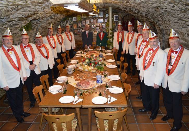 Die Senatoren mit den Ehrengästen Tommy Pieper und Dr. Paul Alfter (Kopfende links und rechts) sowie Senatspräsident Peter Stein (rechts neben Alfter) und Eduard Krahe als diesjährige Weinmeister (links). Foto: AB